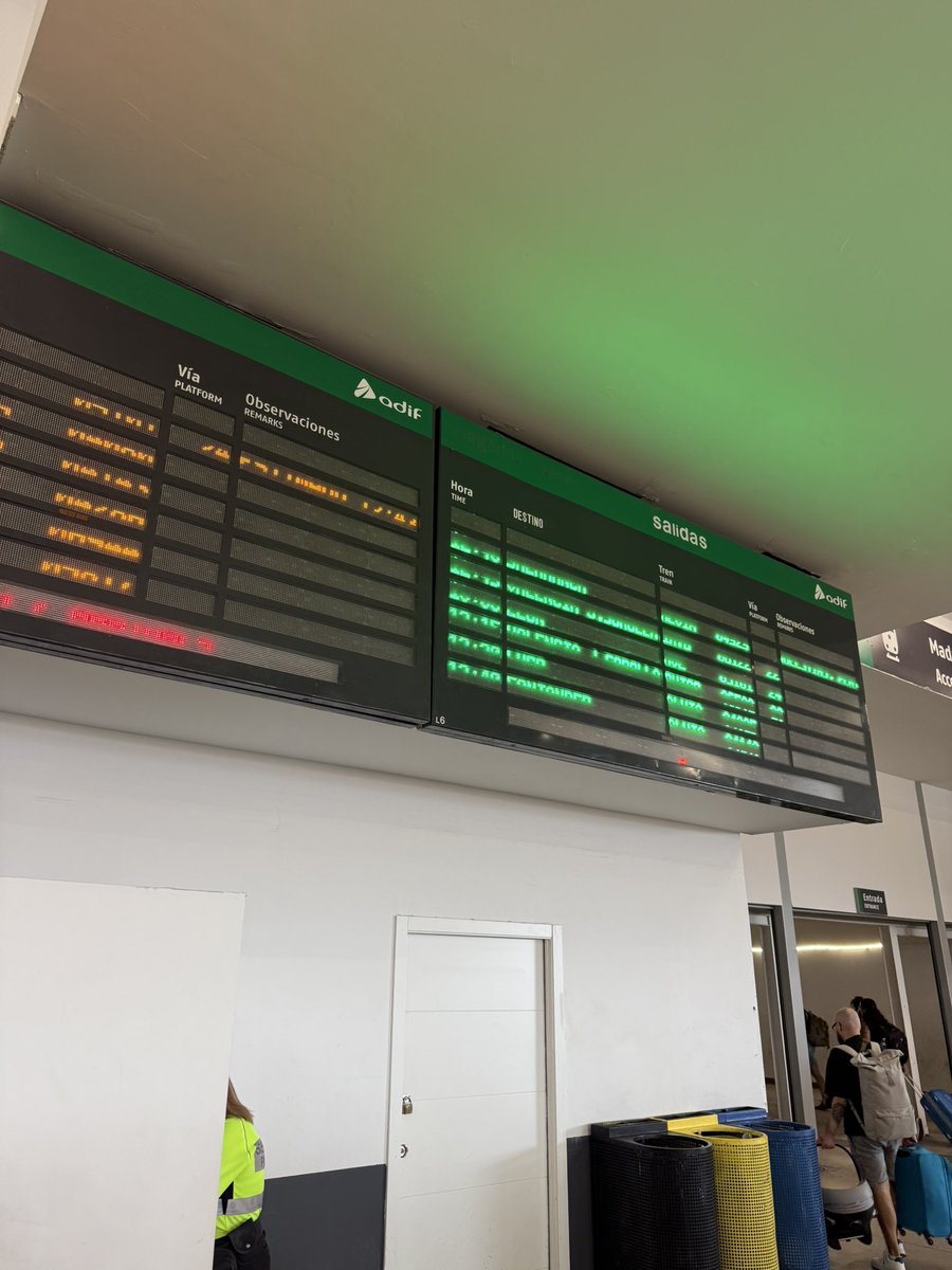 adj343's tweet image. 马德里的主要高铁站就是个破破烂烂的高速公路下面的建筑空间， 太惊人的破了