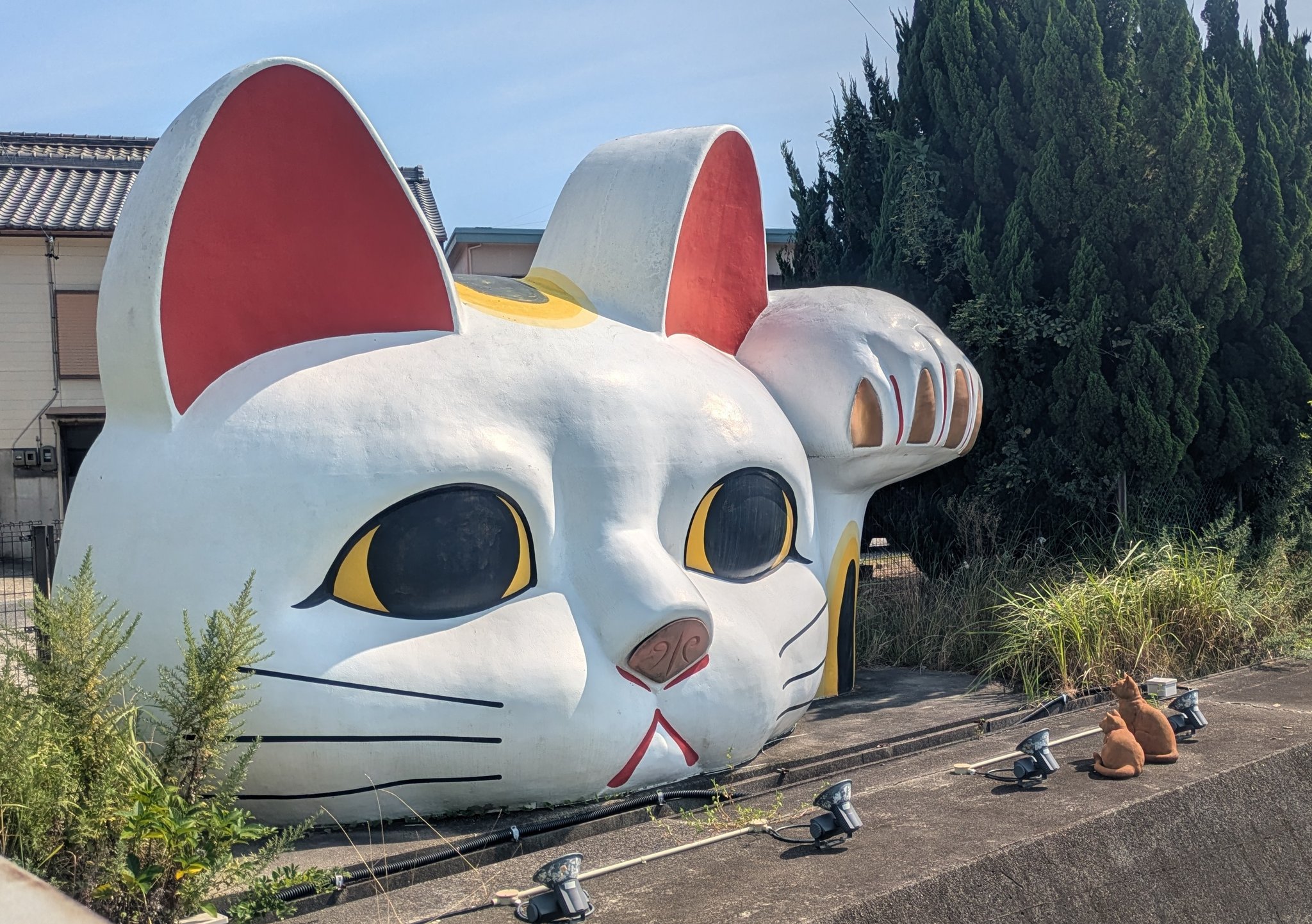 作家さんによる大きな瞳でにっこりと笑う着物の前掛けも美しい招き猫 江夏 亜希子 on X: 