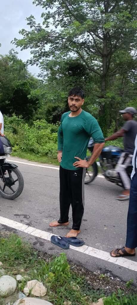 यह  नफीस है

उफनती शारदा  नदी में  एक महिला डूब रही थी। लोग वहां खड़े होकर चिल्ला रहे थे। 

नफीस ने अपनी जान की परवाह किए बिना छलांग लगा दी। तेज धारा होने के बावजूद नफीस महिला को बाहर बचा कर ले आए।

नफीस के बहादुर की वजह से उस महिला की जान बच गई