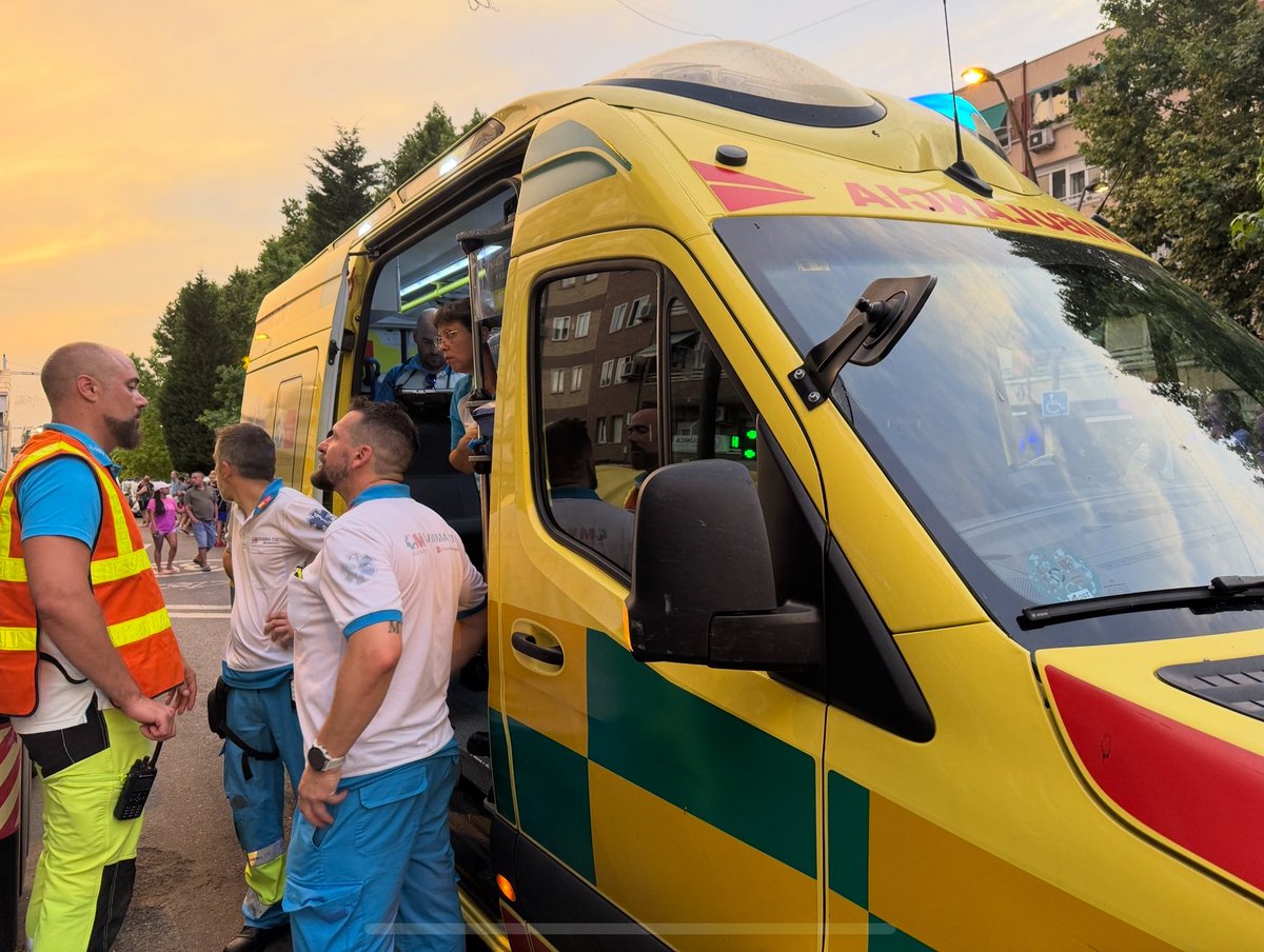 Accidente laboral. 

📍#Madrid. Plaza de España.

Hombre de 57 años herido grave al sufrir un corte en la cara con una radial. Estabilizado y trasladado por el #SUMMA112 al hospital.

Foto de archivo.