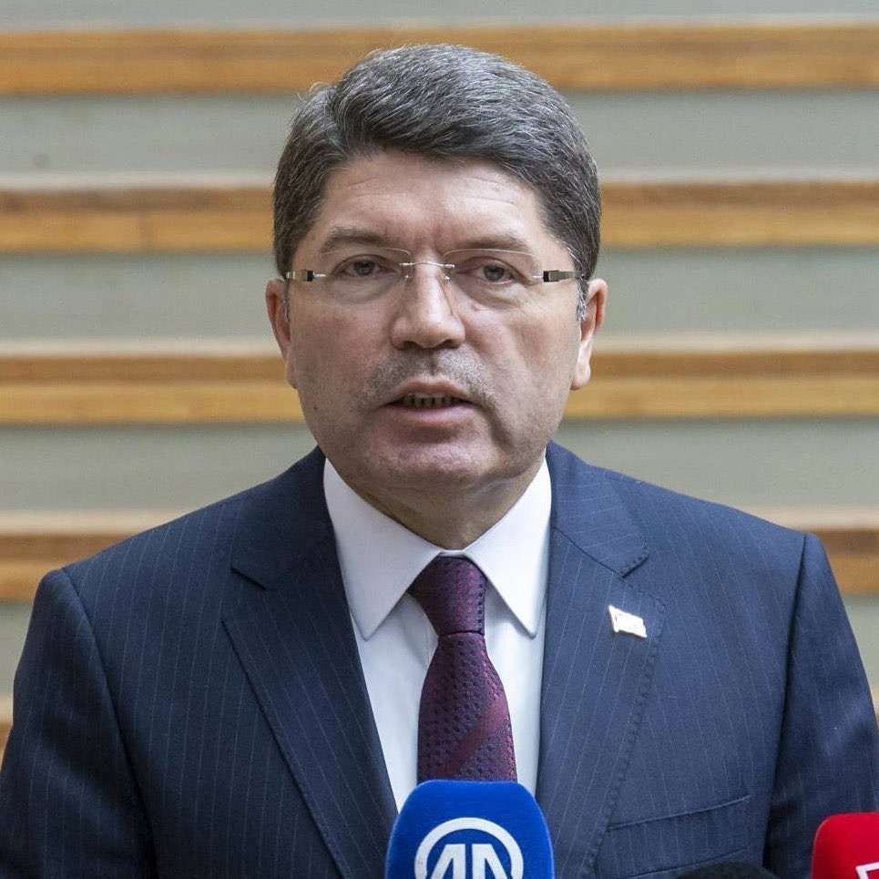 pusholder's tweet photo. Yılmaz Tunç: "Özgür Özel dün geceden beri "AK Parti çökecek" gibi bir beklenti oluşturdu.

Bugün ise hep birlikte gördük ki, böyle bir durum söz konusu değil." https://t.co/9SrcmSExVy
