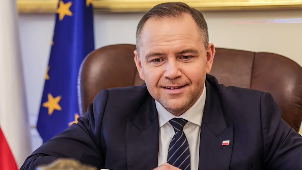 🗣️„Nie można mówić o całkowitej utracie pozycji Polski na arenie międzynarodowej. Udział prezydenta Karola Nawrockiego w ostatnich konsultacjach z prezydentem USA Donaldem Trumpem i europejskimi przywódcami pokazuje, że kraj wciąż ma możliwość wpływu na kluczowe decyzje. Jednak