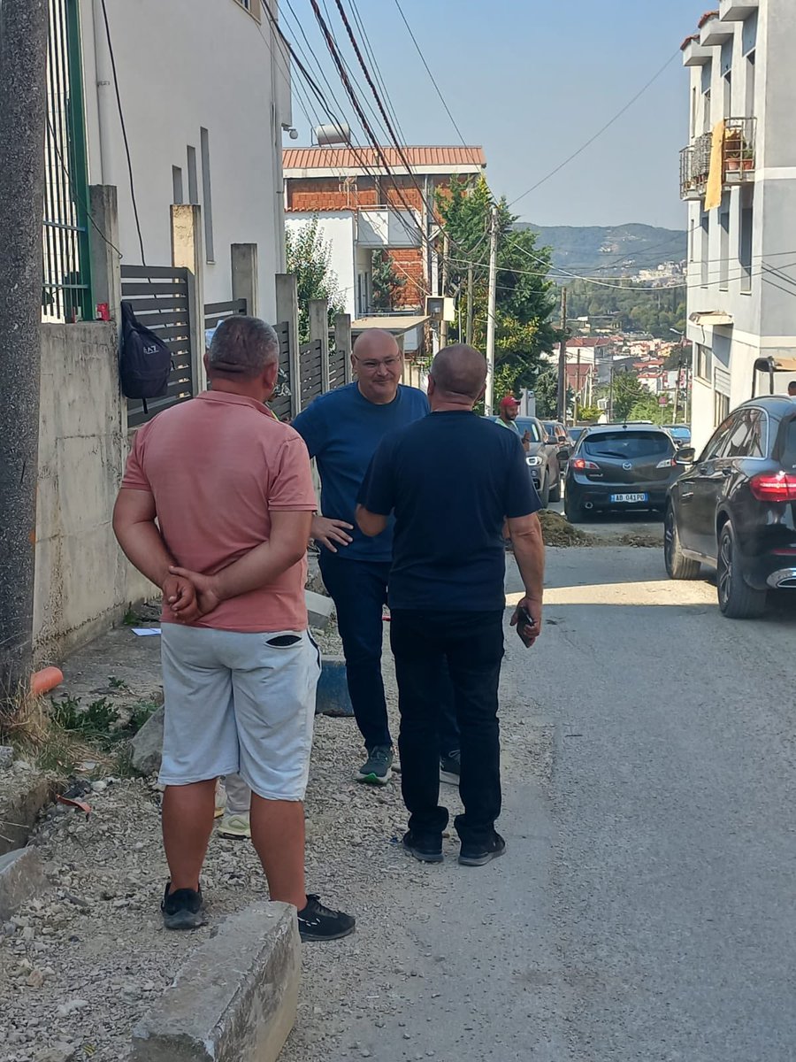 florian_pullazi's tweet photo. Edhe në këto ditë të nxehta në Rr.Fuat Toptani nuk e ndalim punën duke rehabilituar infrastrukturën rrugore në Njësinë ✌️.!
#bashkëpunim #njësiaadministrative2 #komunitet https://t.co/w92yAVKQ0V