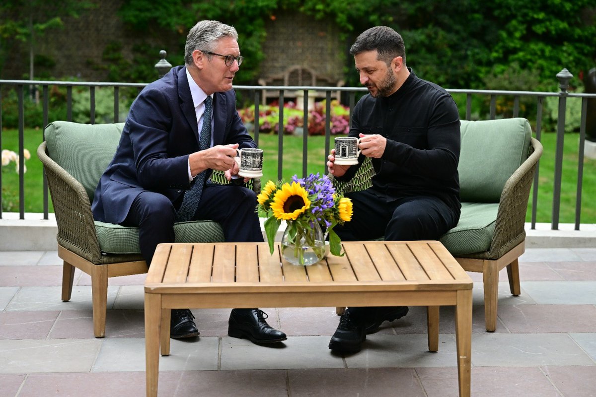 Cool Radio News - Starmer Welcomes Zelensky To Downing Street Ahead Of Putin Trump Meeting radionewshub.com/articles/news-…