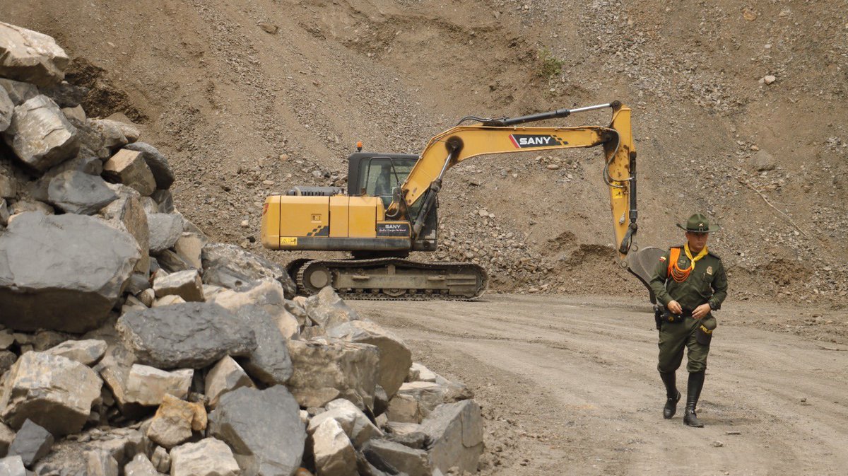 Seguimos trabajando para frenar la minería ilegal que asecha nuestro territorio. ❌

Desde la <a href="/CAR_Cundi/">CAR Cundinamarca</a> suspendimos una actividad minera a cielo abierto en la vereda El Tigre, en el municipio El Colegio, Cundinamarca.

La actividad destruía el suelo y la cobertura vegetal.🌱