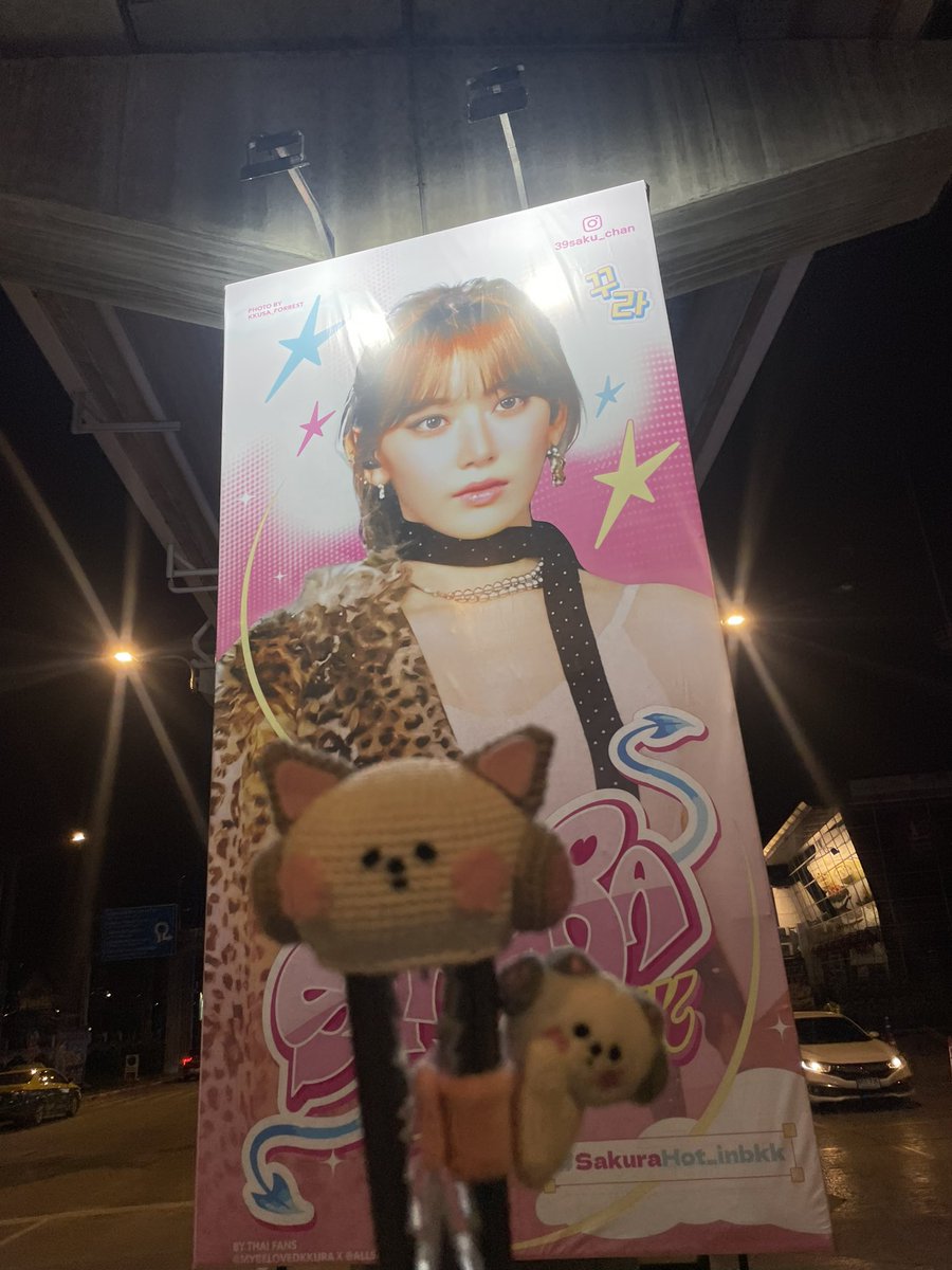 คอนผ่านไปหลายวันแล้ว วันนี้ขอมา re-cap โปรเจคหน่อยนะคะ 💖

แรกเริ่มเดิมทีแฟนไทยของซากุระก็พึ่งโดเนทวันเกิดซากุระกันไป 1.7 แสน + ซื้อกู๊ดด้วย ทำให้เราตั้งใจว่าจะเซท goal ให้ไม่สูงมากเกินแสนกว่าๆ เพราะว่าเกรงใจทุกๆคนจริงๆ จึงได้วางแผนเรื่องการนำเงินขายกู๊ดมาซื้อป้ายที่พวกเราอยากได้