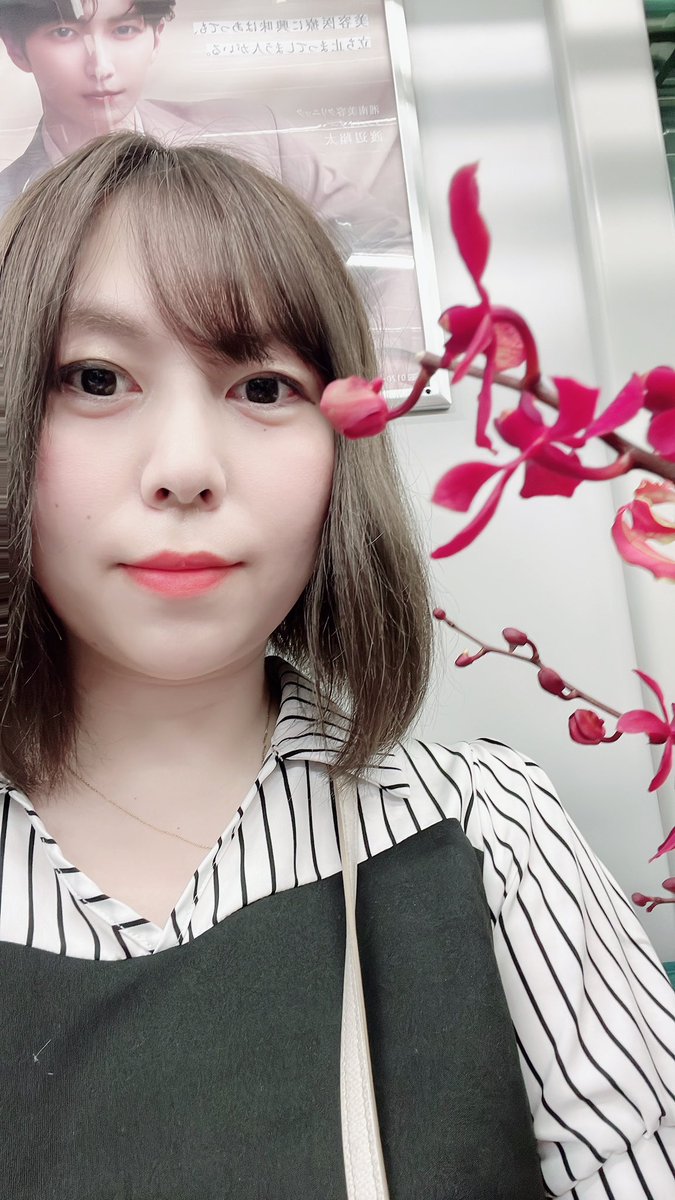 電車にて🚃

お隣のお姉さん…

私の可愛いクリクリのお目めに

その綺麗なお花と枝が刺さる前に 

気づいてくれません？ 

…3駅目突入🚉