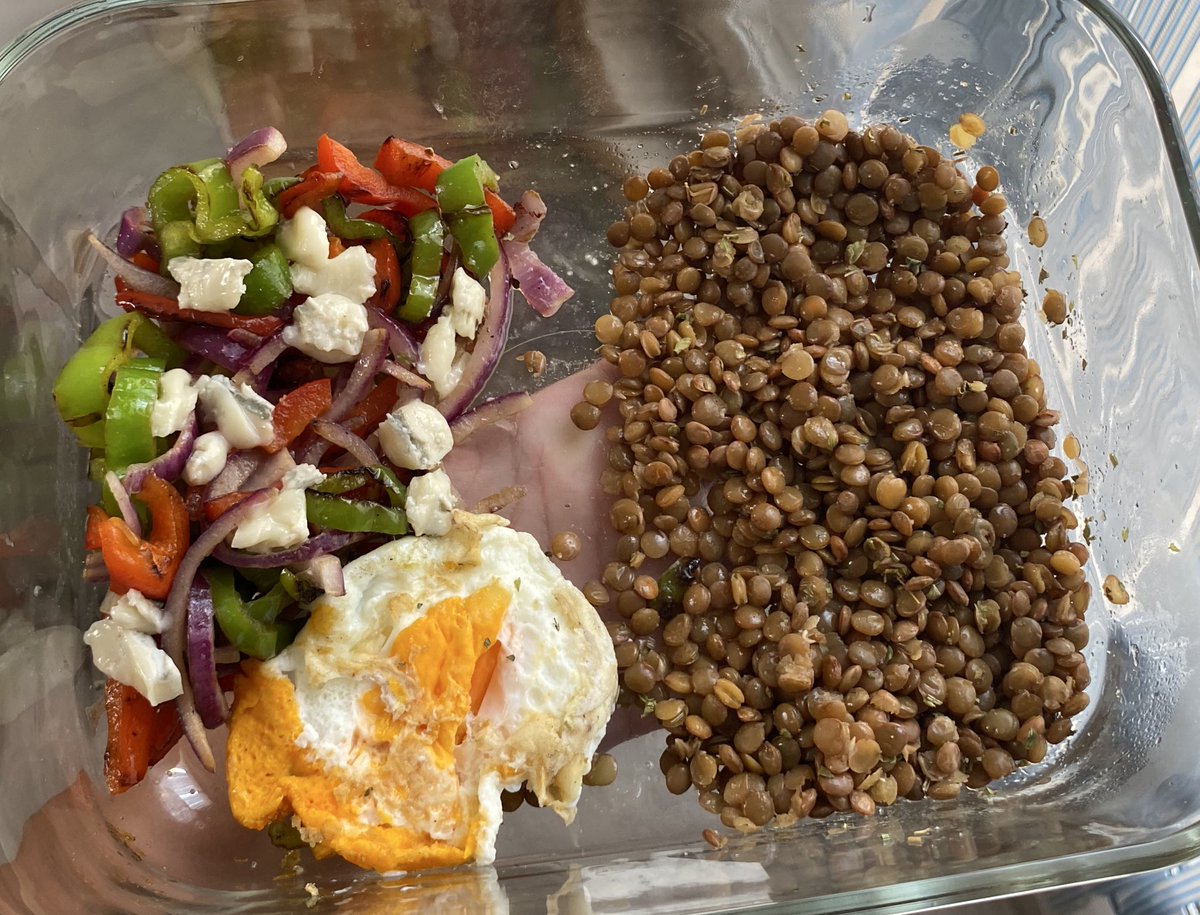 comidita de hoy 🫶🏻
no tiene muy buena pinta pero poco a poco 😔 y todo junto esta muy rico!

•350 kcal