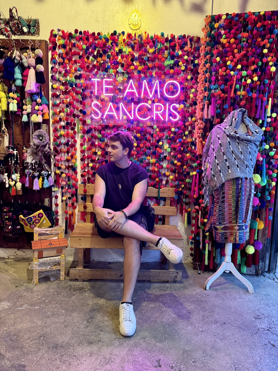 【メキシコ旅行記】② サン・クリストバル・デ・ラス・カサス

標高高い場所にある、なんともカラフルで綺麗な観光街。
工芸品や民族衣装の販売店も多く、店を見て回るだけでも楽しかった。