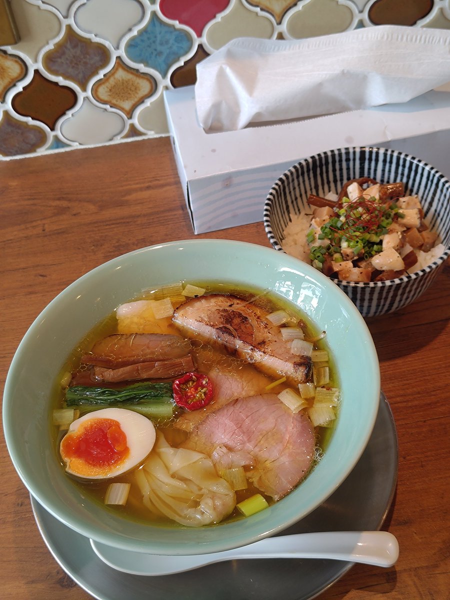 静岡県焼津市
麺創房LEO
黄金　まかない丼
ここのとこ暑くてサボり気味だった自転車に乗る
そうなると昼飯は黄金しか考えられない
疲れ切った身体にミネラルたっぷりのスープが五臓六腑に染み渡っていく感覚はなににも代えがたい