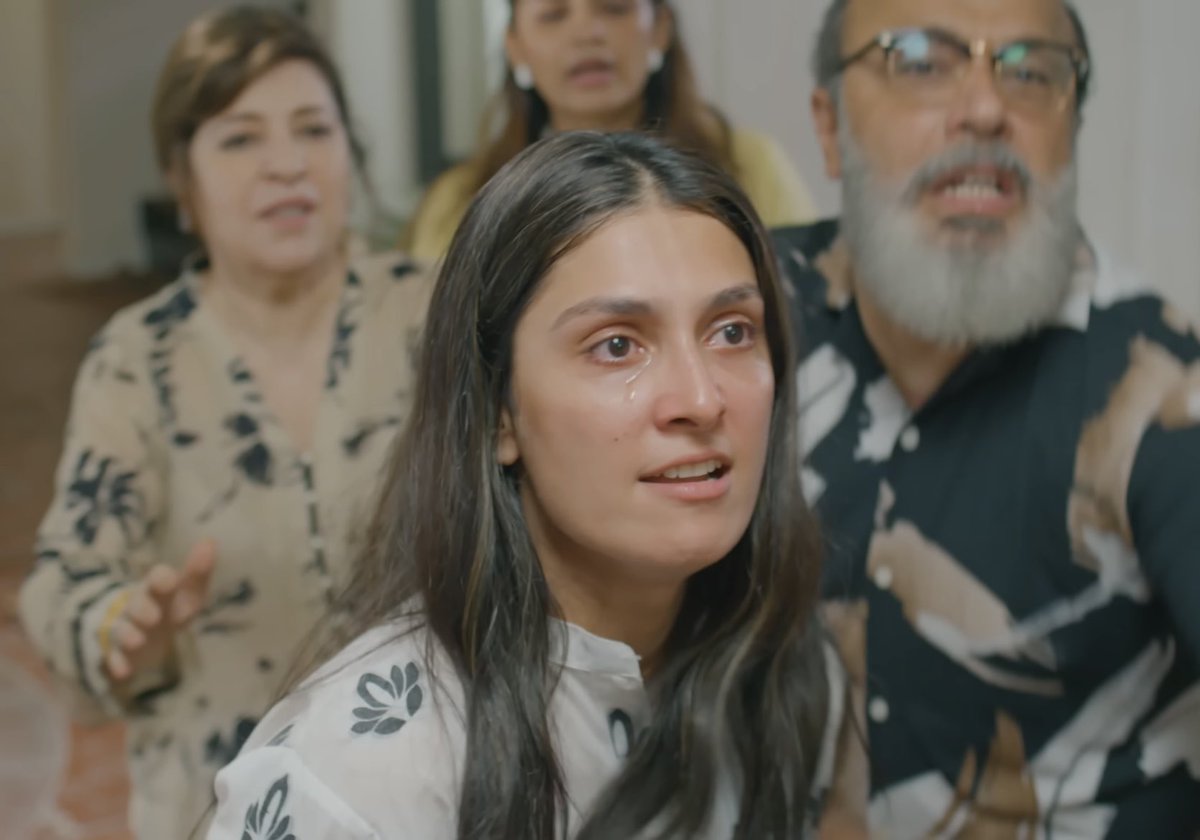 dreams6116's tweet image. Sürün Saim efendi ❤️‍🩹

#Humraaz #FerozeKhan #AyezaKhan