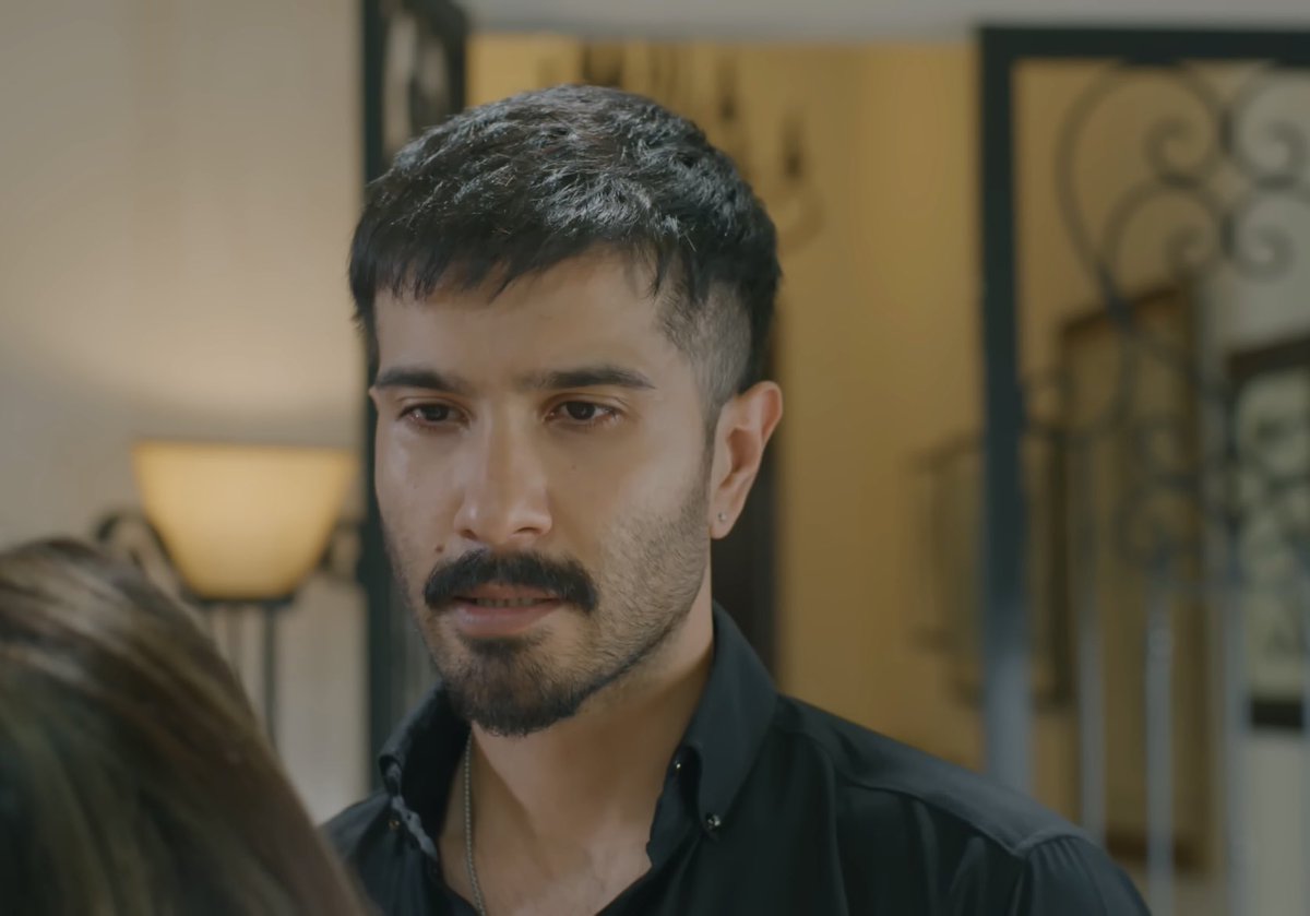 dreams6116's tweet image. Sürün Saim efendi ❤️‍🩹

#Humraaz #FerozeKhan #AyezaKhan