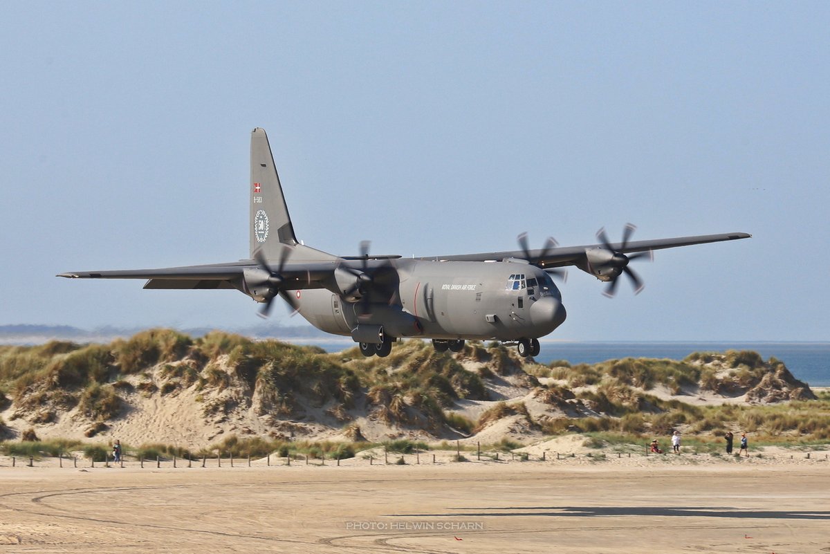 ScharnHelwin's tweet photo. Landungen auf unbefestigtem Boden - diese Woche von #NATO-Transportern geübt am Strand von Lakolk auf #Rømø 🇩🇰. Habe ich mir gestern bei Traumwetter angeschaut und ein paar Bilder mitgebracht. #RDAF #BAF #Luftwaffe https://t.co/Dqb2VsQ6Li