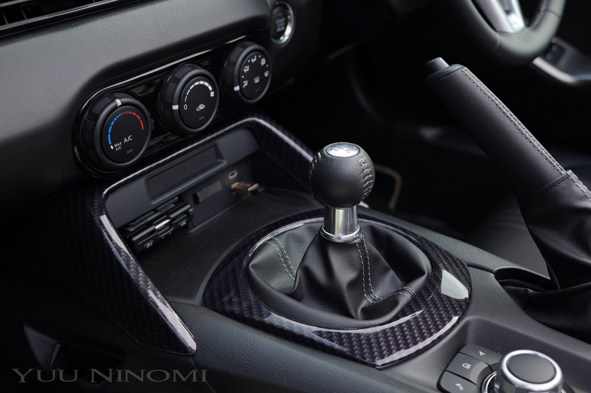 nino4626's tweet image. #2 A grey glow (Kanagawa)
#SecondStage の内装パーツを気に入ったので買い足し。

エアコンパネル [ピアノブラック]
コンソールパネル [デジタルカーボン調]

シフトパネルは先日装着済み。これで計3箇所、センター部分は見た目が変わったことになる。
黒で統一したのが密かなこだわり…
#NDportrait