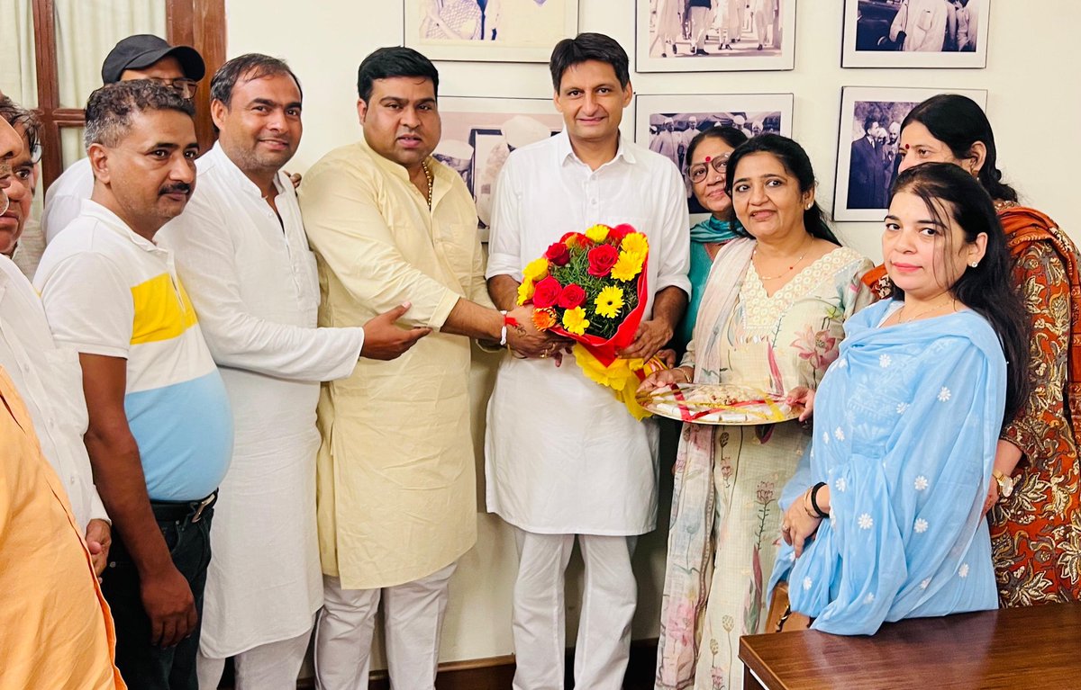 आज दिल्ली निवास पर मिलने पहुंचे रेवाड़ी शहर के नव-नियुक्त कांग्रेस अध्यक्ष प्रवीण चौधरी जी को बधाई एवं शुभकामनाएं दीं।