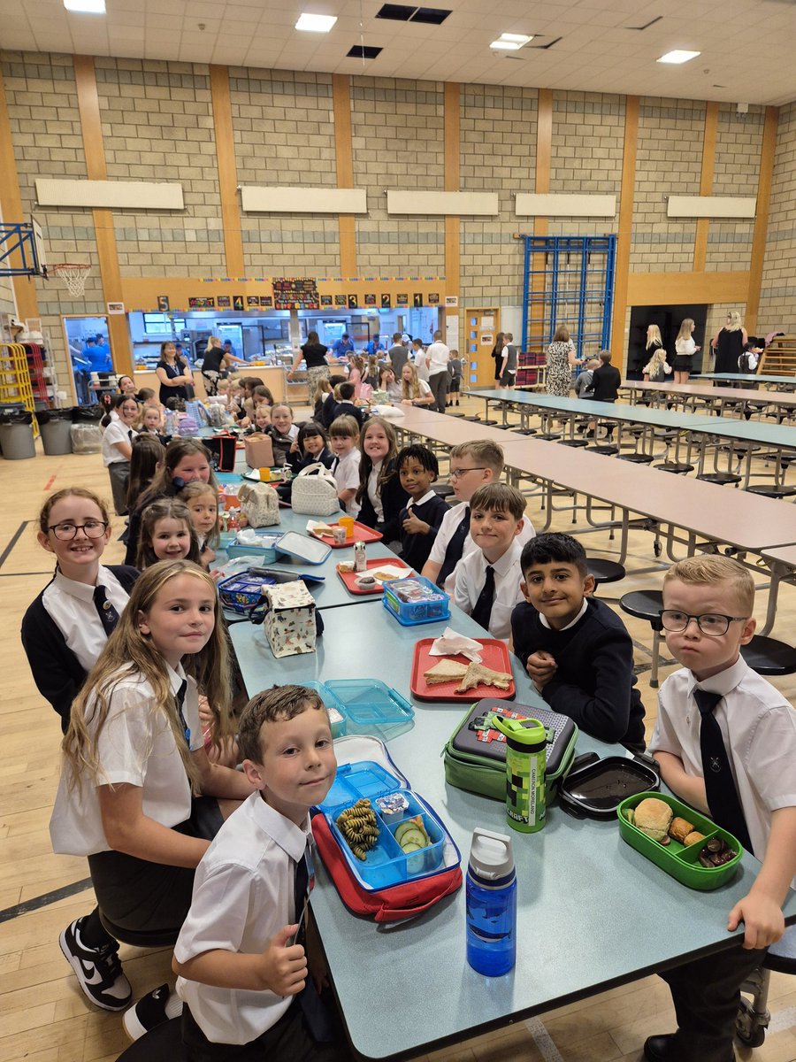 StAndrewsCumb's tweet image. Primary 1 enjoying their first school dinner!! Thanks to our buddies for helping 😋