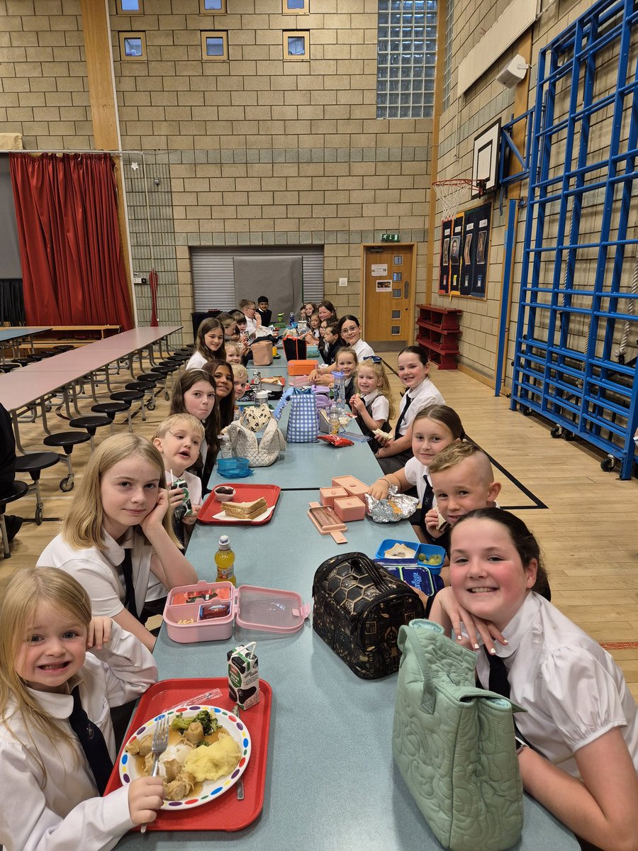 StAndrewsCumb's tweet image. Primary 1 enjoying their first school dinner!! Thanks to our buddies for helping 😋