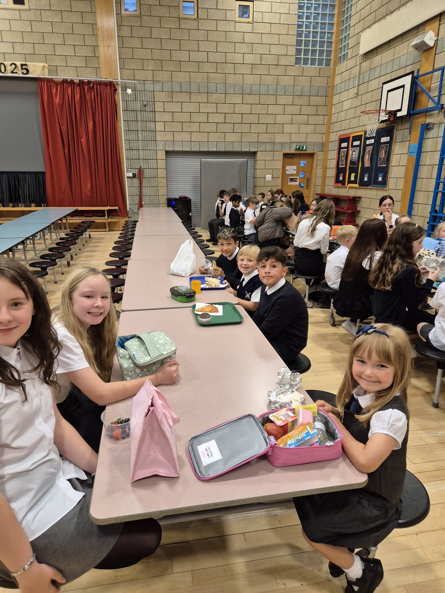StAndrewsCumb's tweet image. Primary 1 enjoying their first school dinner!! Thanks to our buddies for helping 😋
