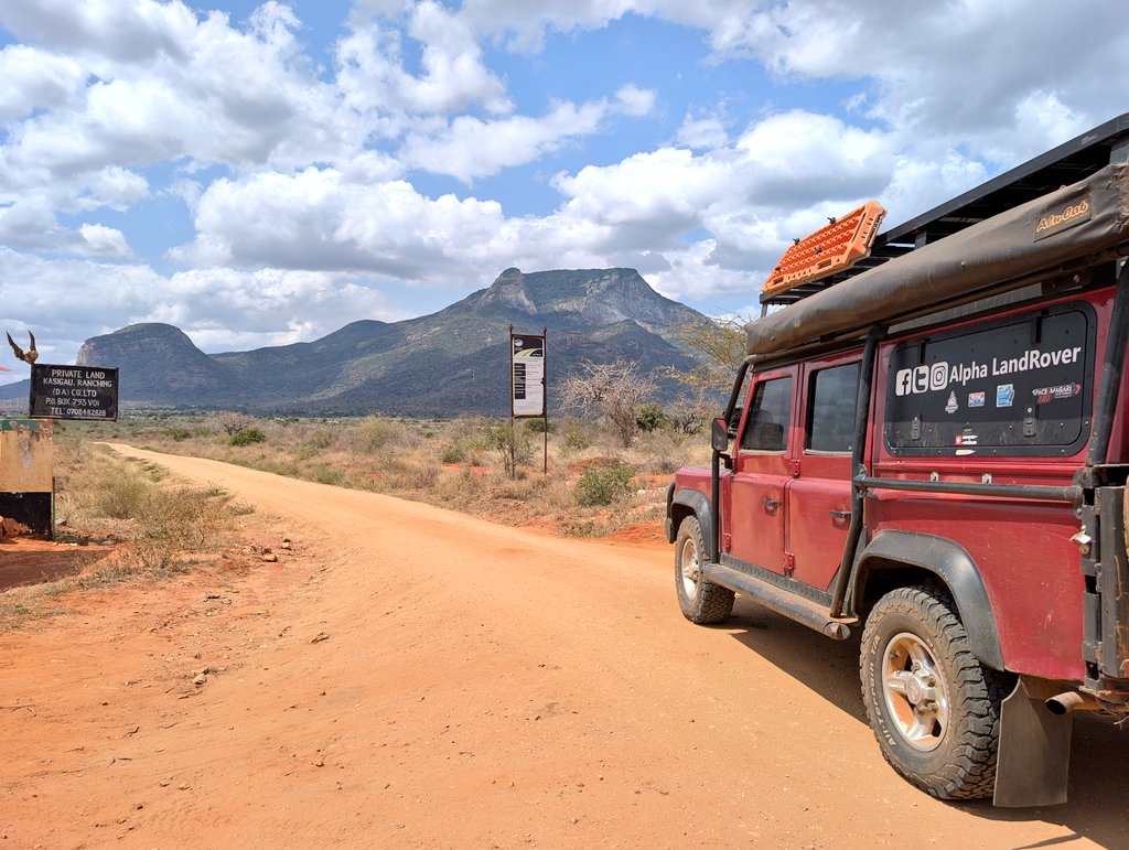 AlphaLandRover's tweet photo. At Kasigau, overlooking the mountain, we took a southward approach through private cattle ranches, and some old tracks.
Pointing to a southward direction, we believed to create a track leading somewhere.
#PointAndGo #AlphaLandrover #overlandingKenya https://t.co/PPqfD5ejJk