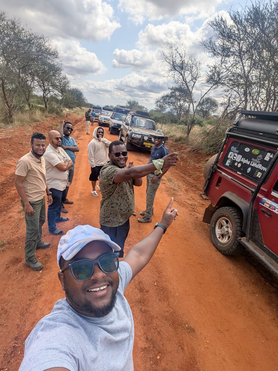 AlphaLandRover's tweet photo. At Kasigau, overlooking the mountain, we took a southward approach through private cattle ranches, and some old tracks.
Pointing to a southward direction, we believed to create a track leading somewhere.
#PointAndGo #AlphaLandrover #overlandingKenya https://t.co/PPqfD5ejJk