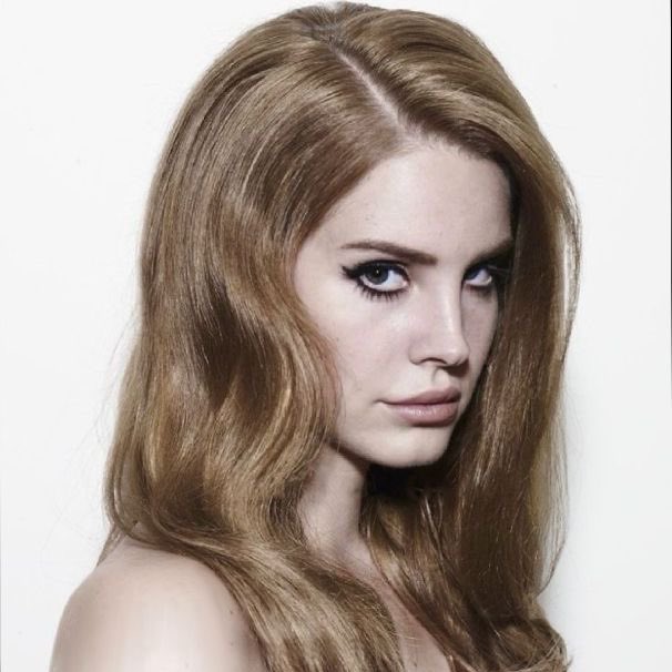 updatecultura's tweet photo. Lana Del Rey afirma que Ethel Cain costumava fazer comentários depreciativos sobre seu corpo:

“Eu não sabia quem era Ethel até alguns anos atrás, quando alguém me chamou a atenção para as perturbadoras e explícitas imagens lado a lado que ela costumava publicar de mim ao lado de criaturas pouco atraentes e personagens de desenho animado, fazendo comentários constantes sobre o meu peso. Eu fiquei confusa sobre o que ela queria com aquilo. Depois, quando ouvi o que ela dizia a portas fechadas por meio de amigos em comum e começou a se envolver na minha vida pessoal, fiquei realmente perturbada.”