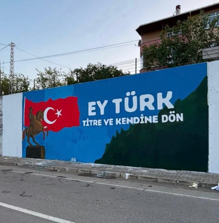 Samsun Salıpazarı Belediye Başkanı Refaettin Karaca, ilçe girişindeki duvarlara “Ey Türk, titre ve kendine dön” yazdırdı.