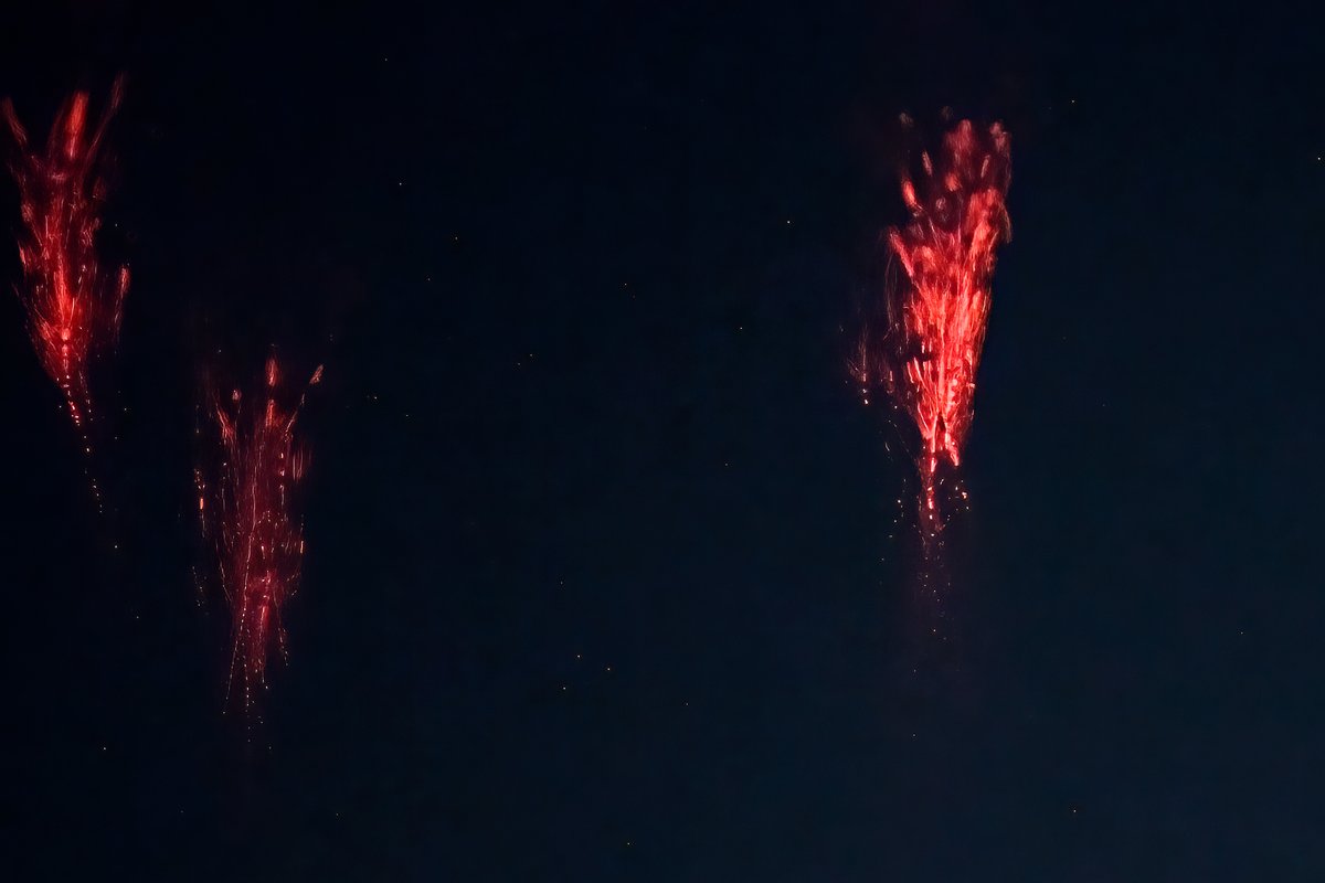 Hier soir, de puissants orages ont balayé une partie de la France. Une énorme cellule orageuse située au nord de #Toulouse a lâché quelques farfadets. Le ciel n'était pas tout à fait limpide près de Fréjus. Malgré cela,  j'ai pu immortaliser quelques salves bien lumineuses,