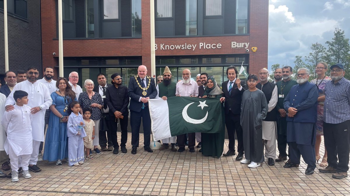 Thank you to members of the community for inviting me to join them for Pakistan Independence Day and raising the flag at the community flagpole
#inclusiveBury