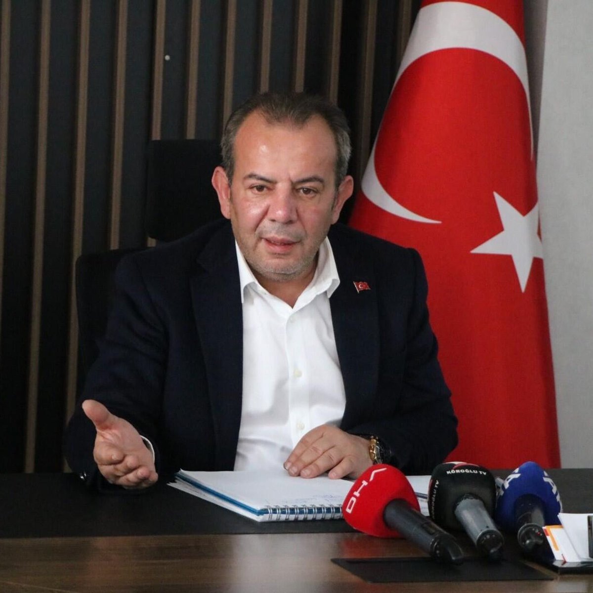 Tanju Özcan: 

— Hakkımda 171 konudan soruşturma izni verildiğinde, Ankara'dan birileri "AK Parti'ye geç, kendini kurtar" dedi.

— Abdestimden şüphem yok "İşim olmaz" dedim.

— Yani özetle bir zamanlar "Topuklu Efe" lakabı takılanlar gibi zoru görünce topuklamadım.