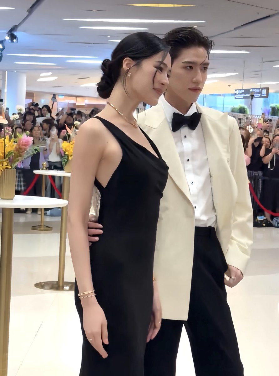 Kaoxkwong's tweet photo. แกเอ้ย เฟรมพระราชทานมากอะ คุณหลิงคุณพี โคตรจาเริ่ดดดดดดดด สวยเท่กันทั้งคู่มากกกกก 😭❤️🔥

 LINGLING X CARTIER
#LinglingKwongCartierEvent https://t.co/oBJdLmJS3n