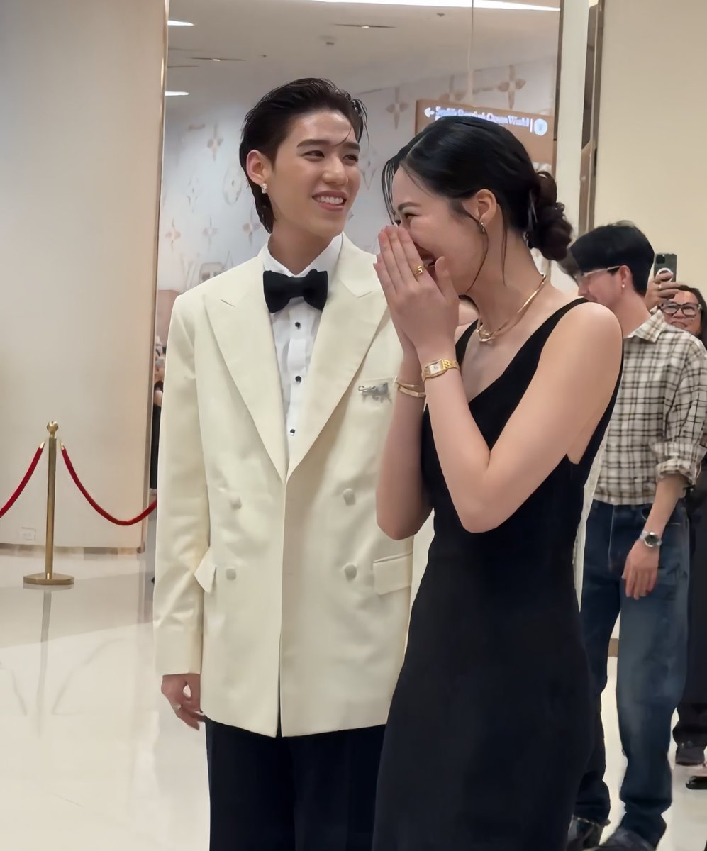 Kaoxkwong's tweet photo. แกเอ้ย เฟรมพระราชทานมากอะ คุณหลิงคุณพี โคตรจาเริ่ดดดดดดดด สวยเท่กันทั้งคู่มากกกกก 😭❤️🔥

 LINGLING X CARTIER
#LinglingKwongCartierEvent https://t.co/oBJdLmJS3n