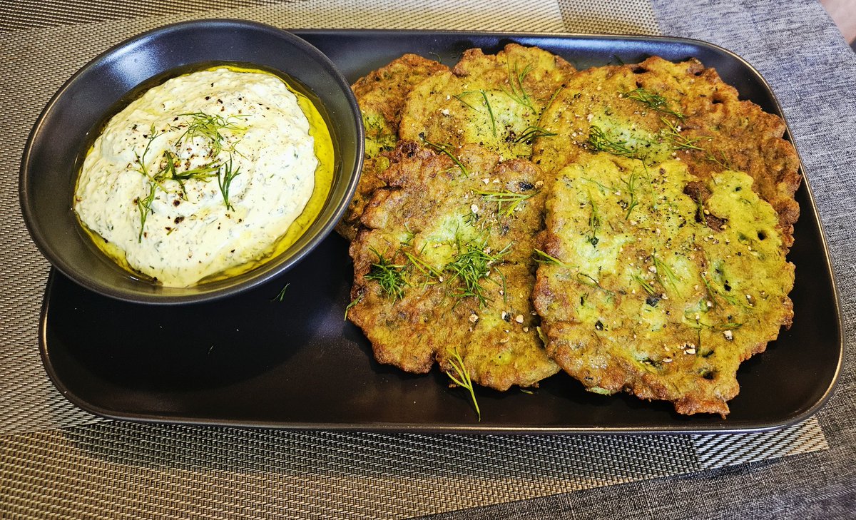 Basti4Life (@basti4life) on Twitter photo Wir sind fast am Ziel.
Heute gibt es Zucchinifritters mit Schafskäsedip. 😋 Wir sind fast am Ziel.
Heute gibt es Zucchinifritters mit Schafskäsedip. 😋