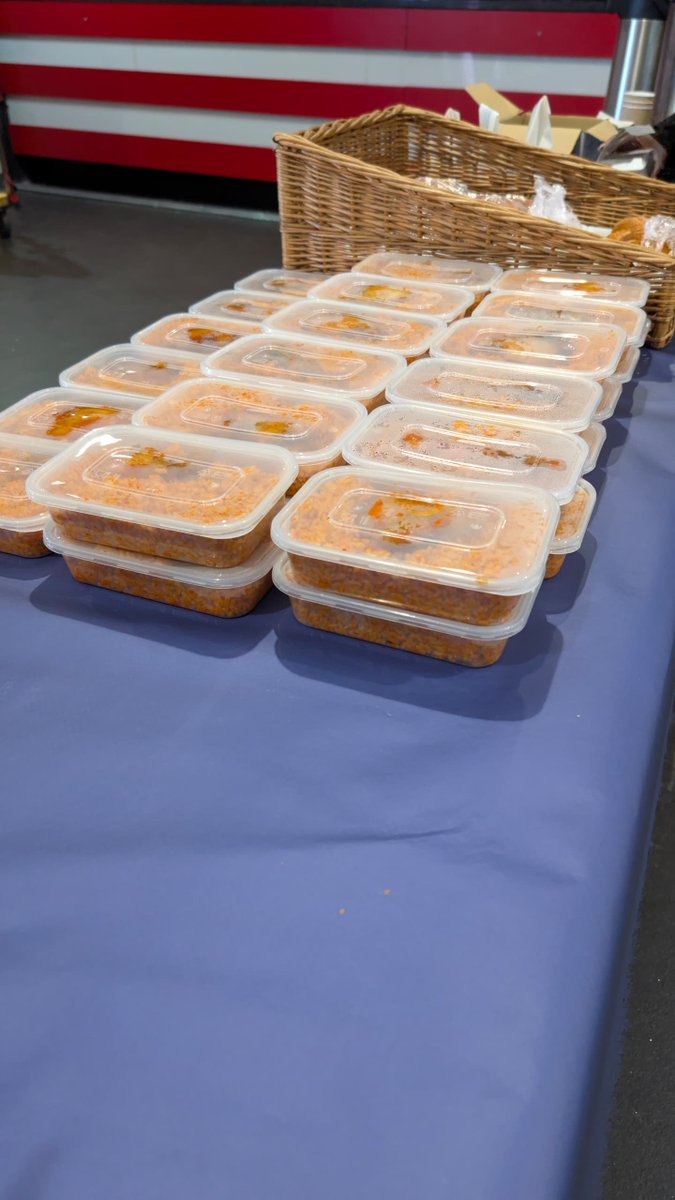 The handler just spotted authentic Nigeria jollof at the event👀😁