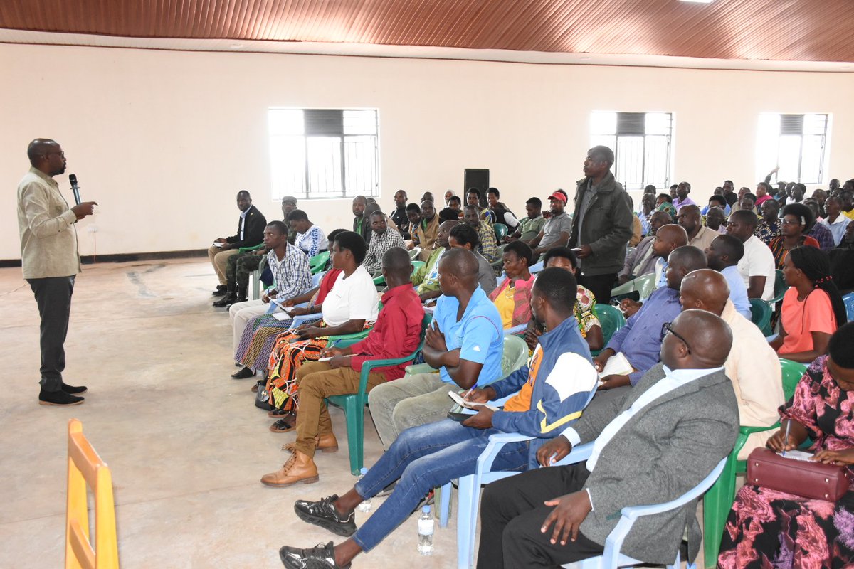 Mu rwego rwo kubarinda gukora ingendo za hato na hato bagana Ubuyobozi gusaba serivise, abayobozi b'amakoperative n'ibibina bakanguriwe kwitabira gahunda ya #Byikorere mu kwisabira serivise z'Irembo. <a href="/RwandaLocalGov/">Ministry of Local Government | Rwanda</a> <a href="/RwandaEast/">𝐄𝐚𝐬𝐭𝐞𝐫𝐧 𝐏𝐫𝐨𝐯𝐢𝐧𝐜𝐞 | 𝐑𝐰𝐚𝐧𝐝𝐚</a>