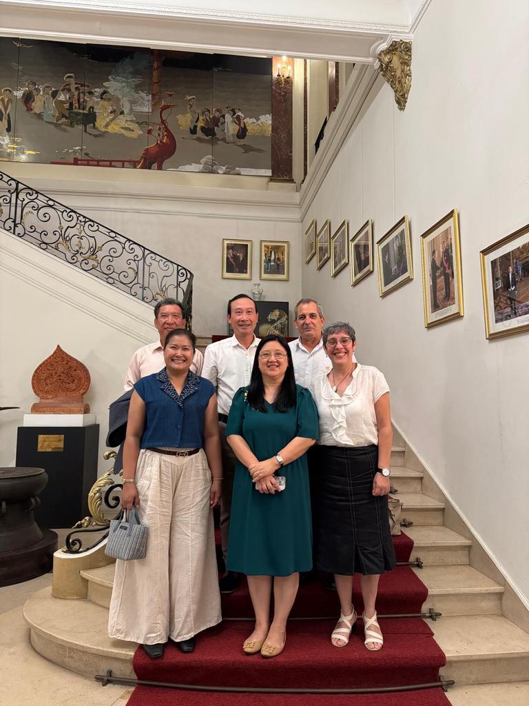 Como en la familia que somos, con los embajadores de #Vietnam y #Lao en #Bruselas. 

Nuestro agradecimiento al embajador Thao y su esposa x la gentil invitación.