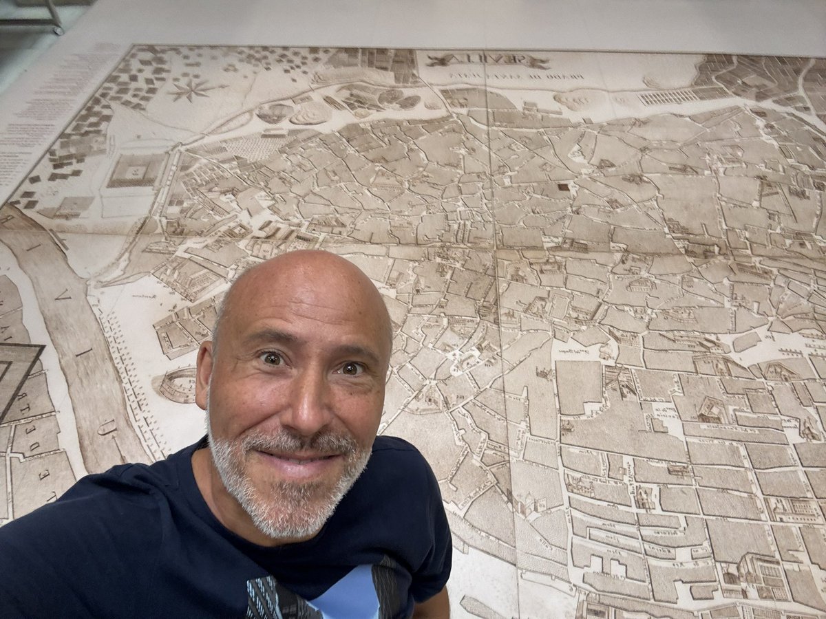 Qué interesante ver la reproducción del Plano de Sevilla de Olavide (año 1771) impresa en el suelo del patio del Archivo Histórico Provincial y la historia del edificio.