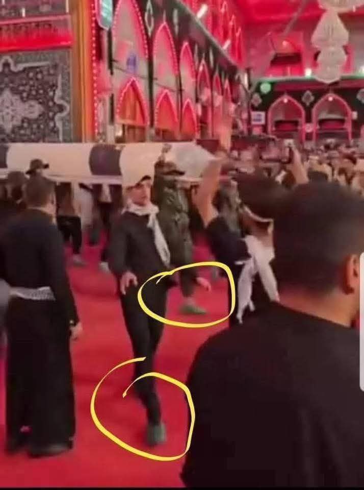 هكذا المشاهد لا تُظهر قوّة ولا هيبة، بل تكشف جهلًا بحرمة المقام وقدسيته فالإمام لا تُعظَّم ساحته بالحديد والبارود، بل تُعظَّم بالأدب والخشوع، والداخلُ بحذائه إلى موضعٍ طاهر قد وطِئ على حُرمته قبل أن يطأ أرضه.

#عسكرة_المراقد_ممنوعة