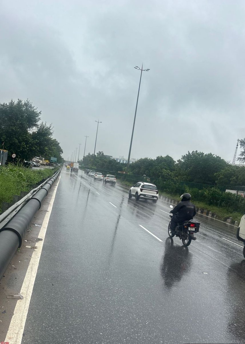 Monsoon Relief: GMDA keeps NH-48 &amp; Narsinghpur Clear. 
- Construction of a kachcha drain &amp; installation of adequate pumping machinery by GMDA have been instrumental in making Narsinghpur service road &amp; main carriageway of NH-48 waterlogging-free.
#MonsoonRelief #NH48 #Gurugram