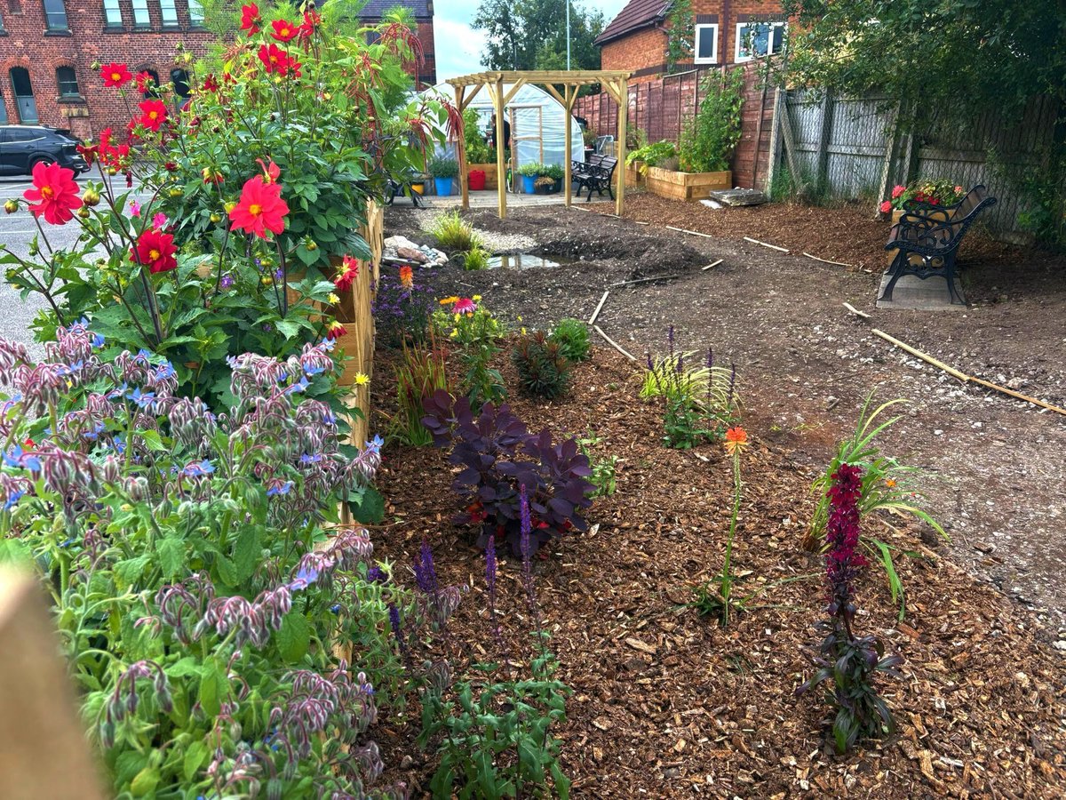 gme_trust's tweet photo. What was once a bare corner of the car park at Gorton Monastery is now bursting with vegetables, blooms and bees 🫑🌷🐝 This group received funding in our last round of the #GreenSpacesFund, and have already made such amazing progress - well done @TheMonasteryMcr!

#UrbanGrowing https://t.co/OJveCoyNqA