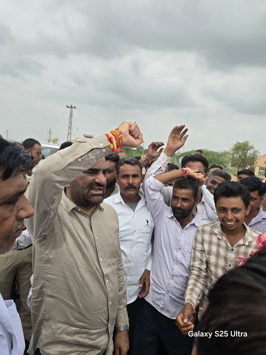 JSMedia336533's tweet photo. आज नागौर से सालवा कलां जाते समय जोधपुर जिले के गजसिंहपुरा गांव में ग्रामीणों ने स्वागत किया #hanuman
#jodhapur
@hanumanbeniwal https://t.co/jP903jn5jp