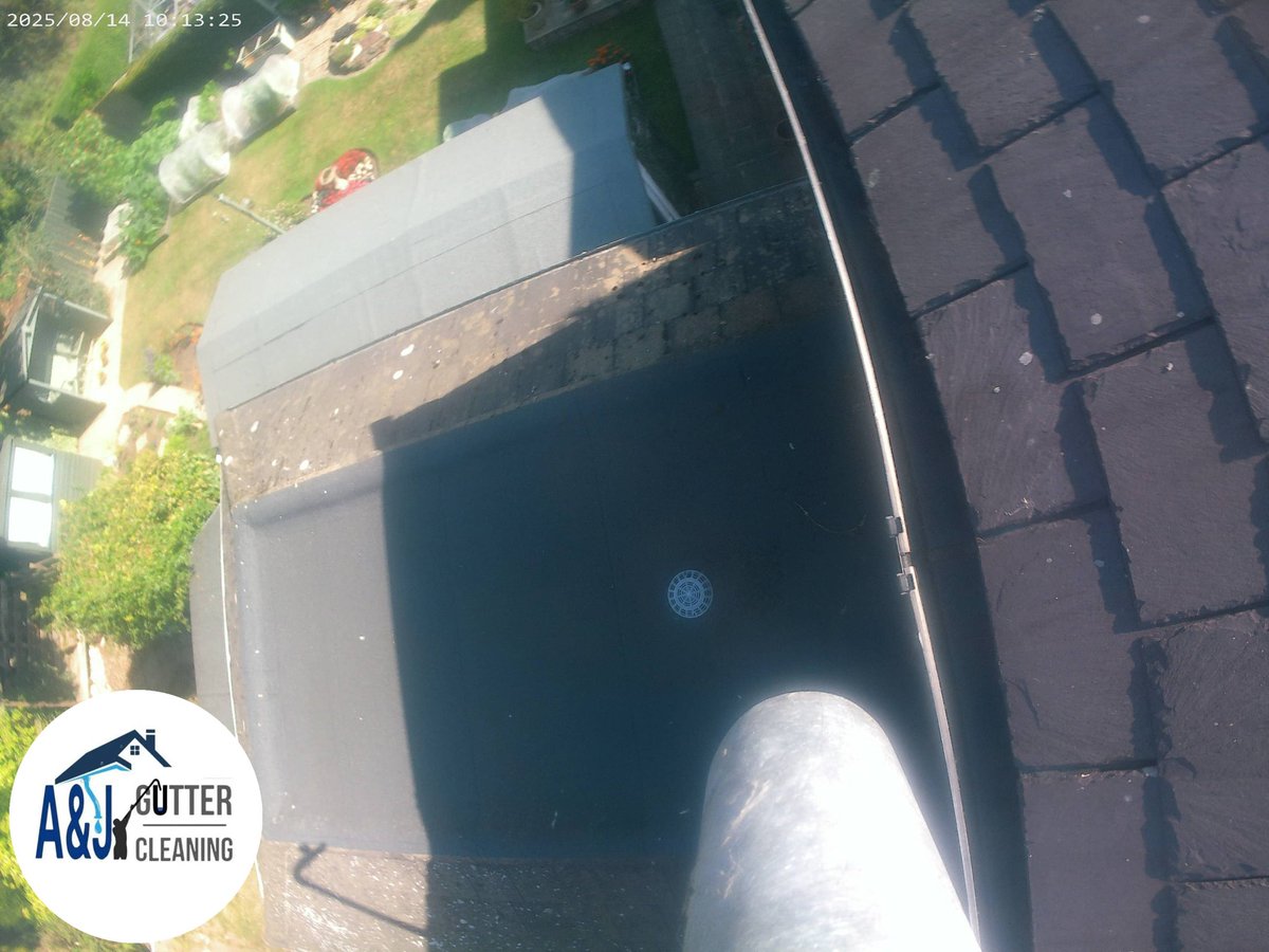 ajgutterclear's tweet photo. Another hot day in Bridlington, another gutter clearing, Plenty of dry debris removed, downpipe unblocked, gully's cleared. Half a bin removed. Sorted #Bridlington #Hunmanby #Bempton #Flamborough #filey #Driffield #Hornsea #beverley #Withernsea #gutterclearing #kelk #Sheffield https://t.co/JHtqS7lomg