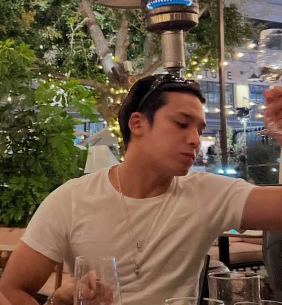 me_and_gyu_'s tweet photo. Mingyu and his pushed back hair is really driving me crazy https://t.co/Fp8Bc44MCU