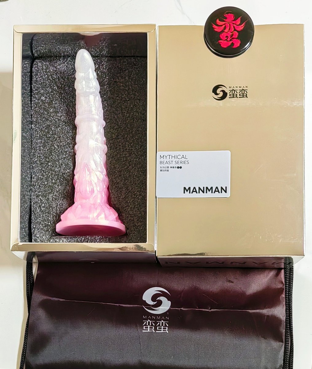 Flyingantiee's tweet photo. 第一次成为中奖幸运小粉丝！感谢Manman！@ChengduManman
银色搭配小ogo的包装很好看，除了玩具本体还有小牌牌和服务卡，还贴心的附赠收纳袋～
棒棒渐变色过度均匀，表面还有亮晶晶的效果，颜值很高！软硬度平衡的很好，加上表面凸起抽插体验非常好～再加上一定的弯曲度设计，体验感爆棚！
好物推荐！ https://t.co/cKwnEzRYs5