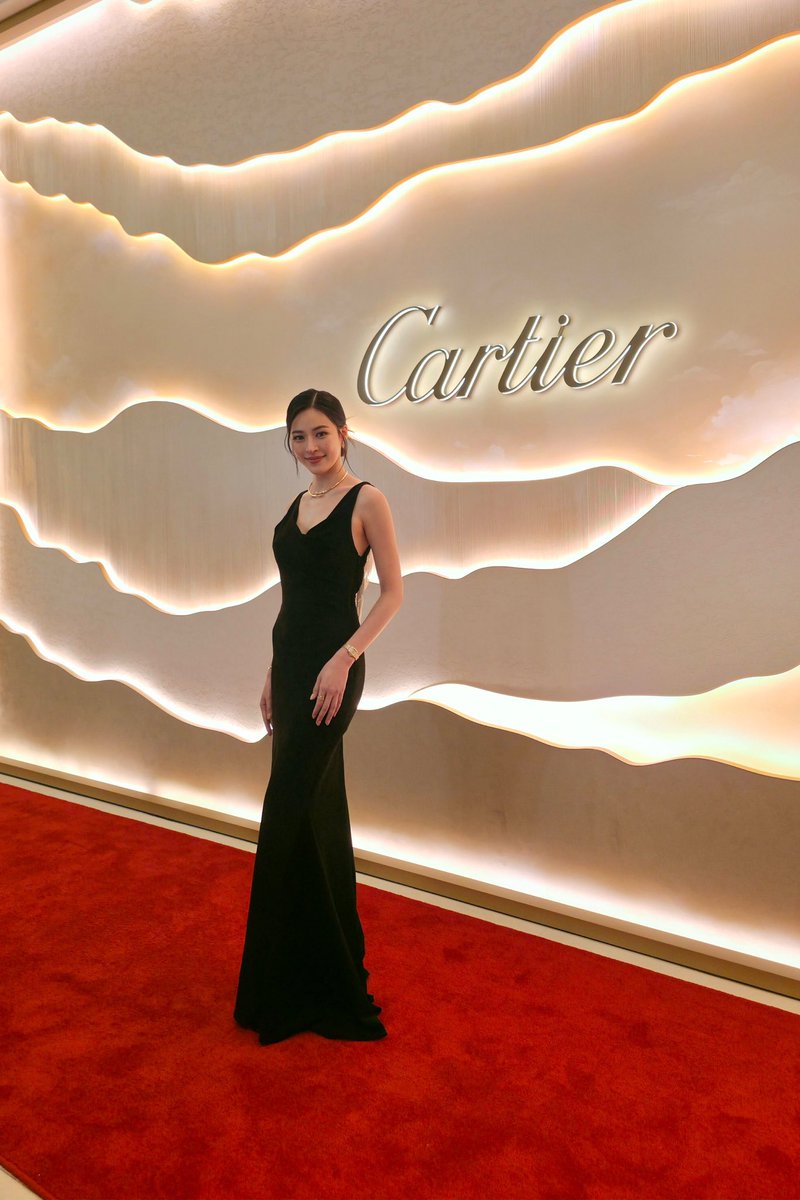 LingOrmTagTrend's tweet photo. ก้อป + วานพร้อมแนบรูป ♥️

“Lingling x Cartier สง่างาม อลังการ เปล่งประกาย”

LINGLING X CARTIER
#LinglingKwongCartierEvent https://t.co/5YZ01N6yBw