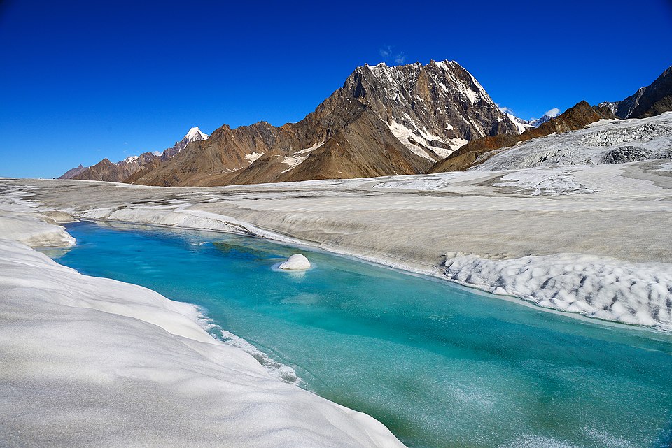 AGU (American Geophysical Union) (@theagu) on Twitter photo New in <a href="/AguAdvances/">AGU Advances</a>: Melting glaciers in High Mountain Asia are boosting water flow in 10% of rivers — including the Yangtze & Indus. Short-term gains for hydropower 💧, long-term risks from sediment & glacier loss.
Read: lite.spr.ly/6004KXHm
📷 Credit: Vasiq Eqbal / New in <a href="/AguAdvances/">AGU Advances</a>: Melting glaciers in High Mountain Asia are boosting water flow in 10% of rivers — including the Yangtze & Indus. Short-term gains for hydropower 💧, long-term risks from sediment & glacier loss.
Read: lite.spr.ly/6004KXHm
📷 Credit: Vasiq Eqbal /