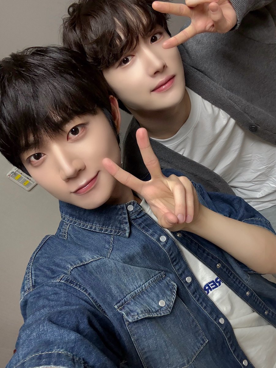 TPST__official's tweet photo. [📸TEMPIC]

25.08.14 #친한친구이현입니다

iE와 행복하게 하루를 시작한 안구즈
이젠 내꺼즈 라고 부를게 ⋆𐙚₊˚⊹💗

응원이 필요한 곳이라면 어디든지 
달려갈 준비 완료 ٩(•౪•٩)三

다음 주 친친데이까지 섭이팅🐰 혁이팅🐶

#TEMPEST #템페스트
#한빈 #형섭 #혁 #은찬 #LEW #태래
#친친서포터즈