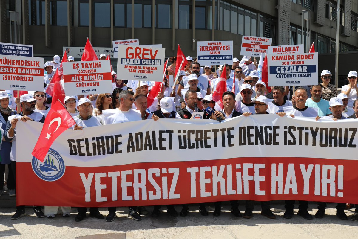 Bayındır Memur-Sen olarak Sincan ve Etimesgut tapu müdürlükleri önündeki basın açıklamamızı gerçekleştirdik.
Kamu İşverene masaya gerçekçi ve adil teklifle gelmesi yönündeki taleplerimizi haykırdık.
Eylemsellik sürecimiz hakkımızı alana kadar artarak devam edecektir.