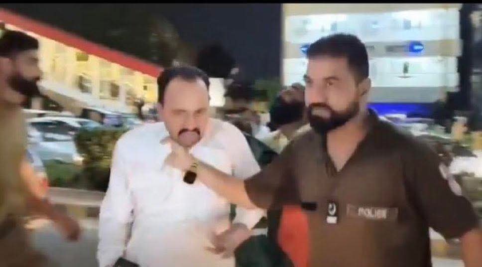 عمر شاہ صاحب ایک محب وطن پاکستانی اور قابل عزت شہری ہیں کل انکو گربان سے پکڑ کر گرفتار کرنا قابل مذمت ہے۔
آزاد ملکوں میں احتجاج کرنا اور اپنے لیڈر کی رہائی کا مطالبہ کرنا اتنا بڑا جرم بن گیا ک معزز شہری کے ساتھ ایسا سلوک کرنا پڑ گیا؟
<a href="/PTIofficial/">PTI</a> <a href="/Umarshah132/">Umar Shah</a>