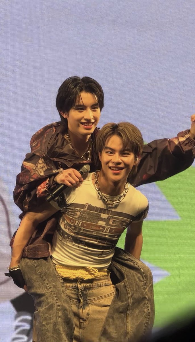 porforkorkye's tweet image. ปกติเห็นแต่จิ๊ดไปขี่หลังคนอื่น วันนี้น้องเอเอขี่หลังพี่มาร์คคคค

#BUS_SAWASDEEKRUBTOKYO
#MARCKRIS
#AAashirakorn