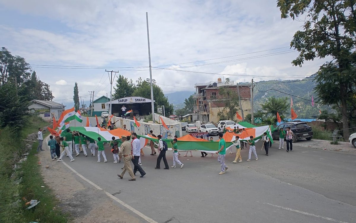 अखिल भारतीय विद्यार्थी परिषद (ABVP)बटोट इकाई द्वारा तिरंगा रैली का आयोजन छात्रों ने पूरे उत्साह और देशभक्ति के जज़्बे के साथ भाग लेकर देशप्रेम का संदेश दिया।
 #TirangaRally 
#ABVP_Ramban
